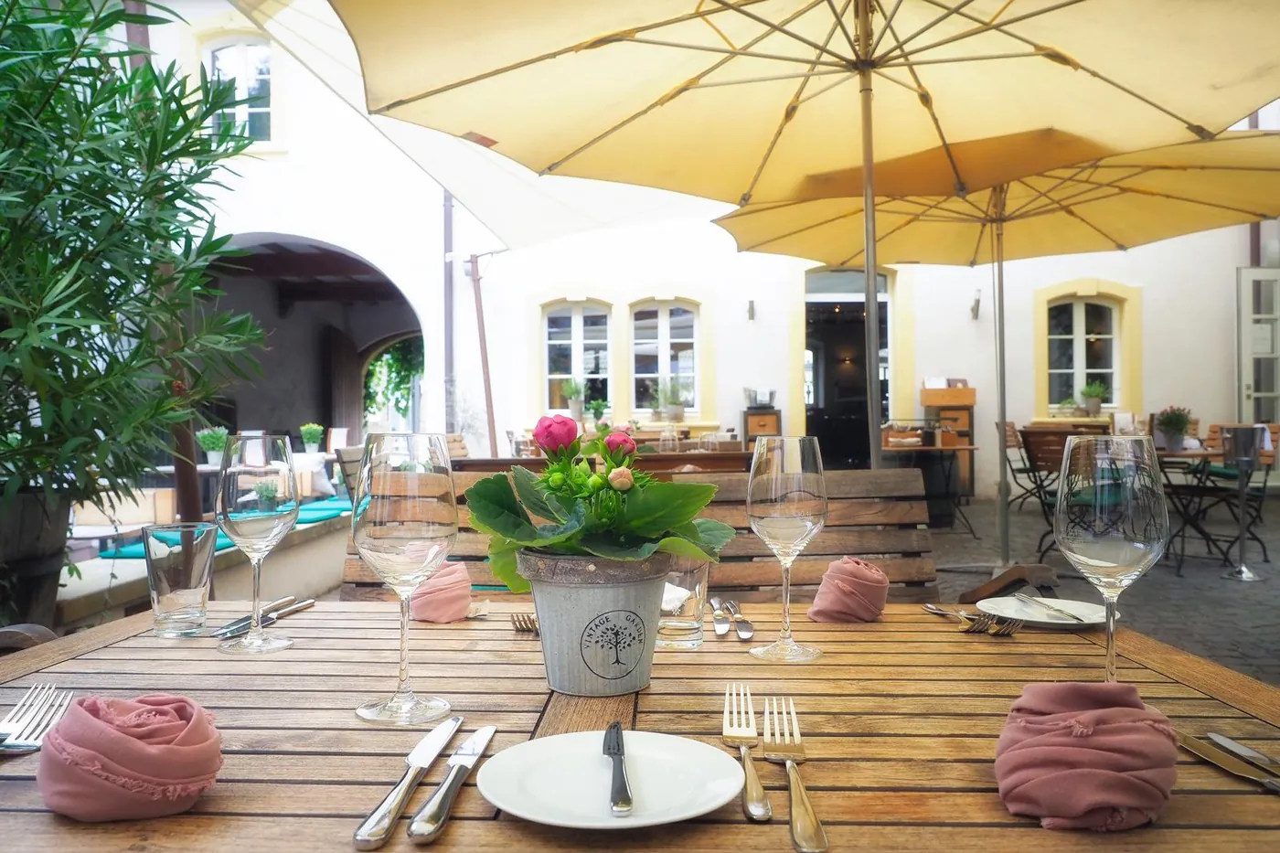 Gedeckter Tisch mit Weingläsern und Rosen für den Sektempfang