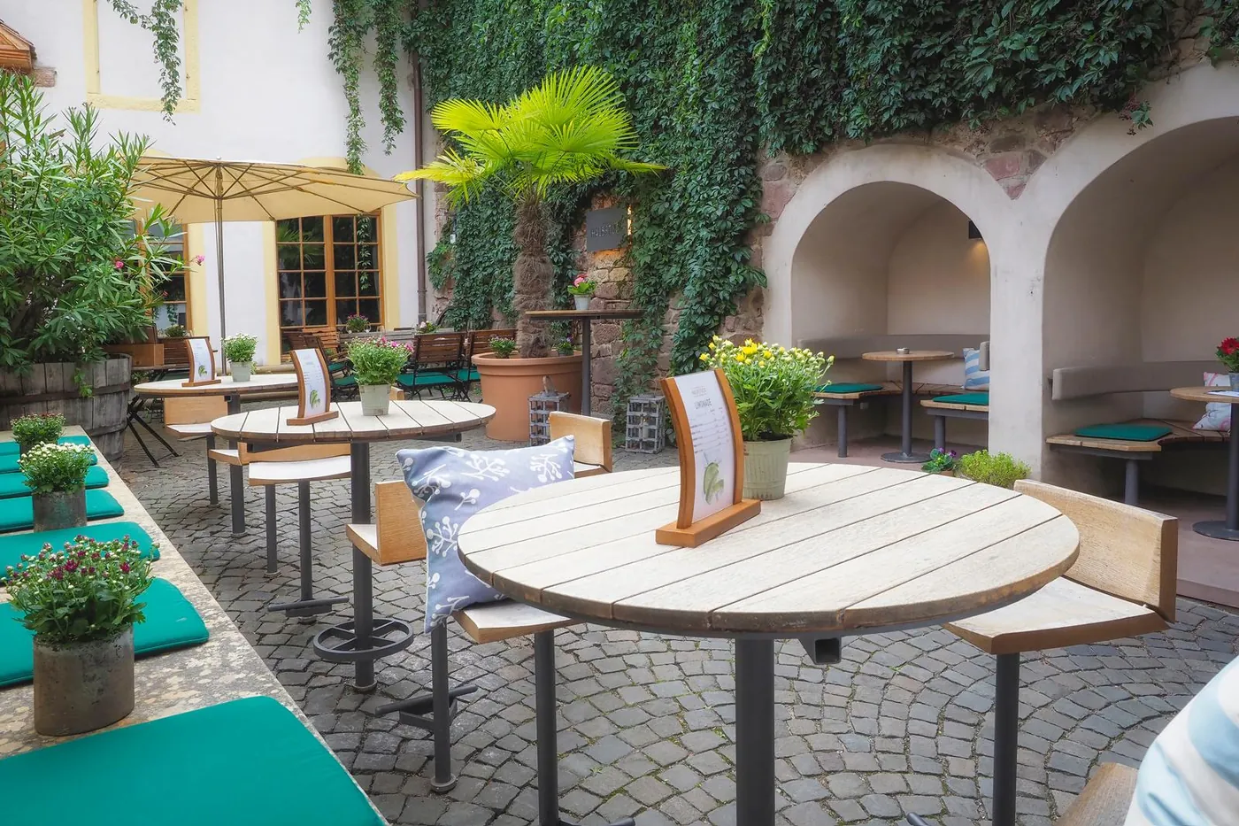 Innenhof mit Bogennischen und Palme – Ort der freien Trauung