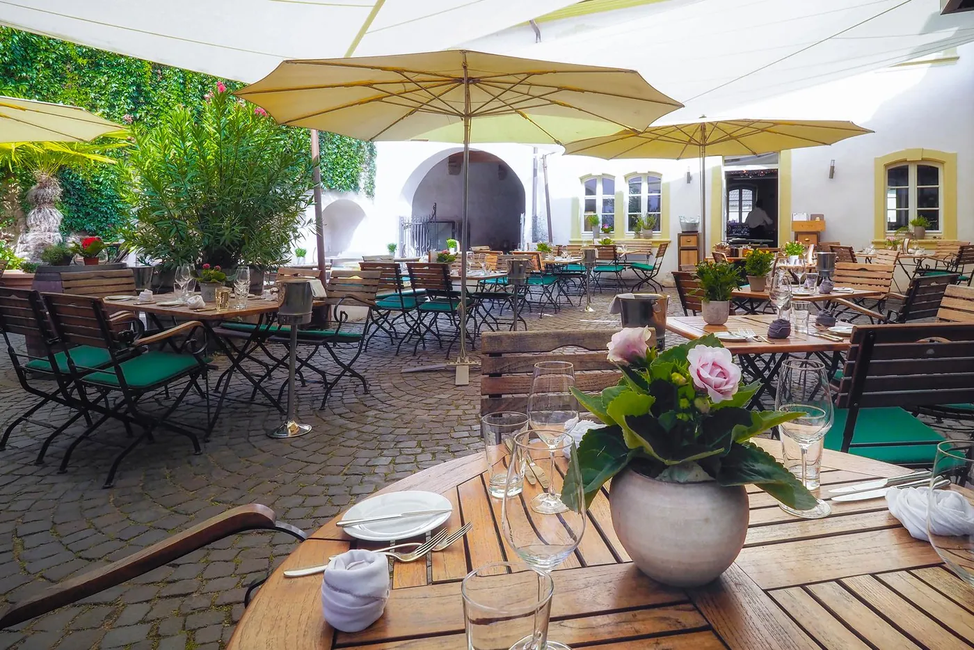Terrasse mit Sonnenschirmen für Kaffee und Hochzeitstorte