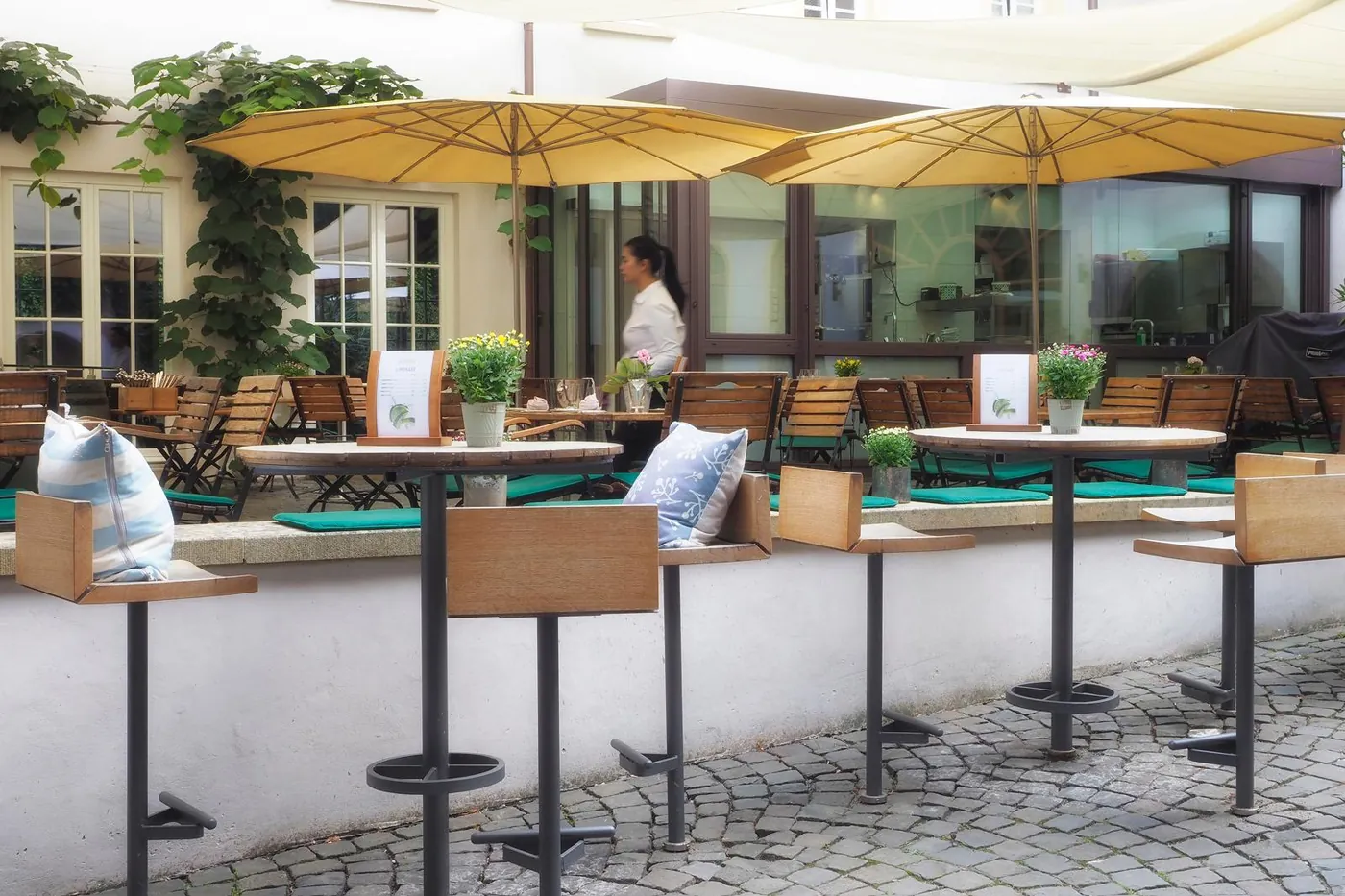 Innenhof-Terrasse mit Sonnensegeln