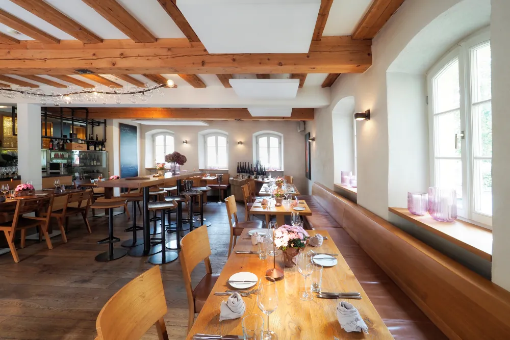 Restaurant und Vinothek mit Holzbalken